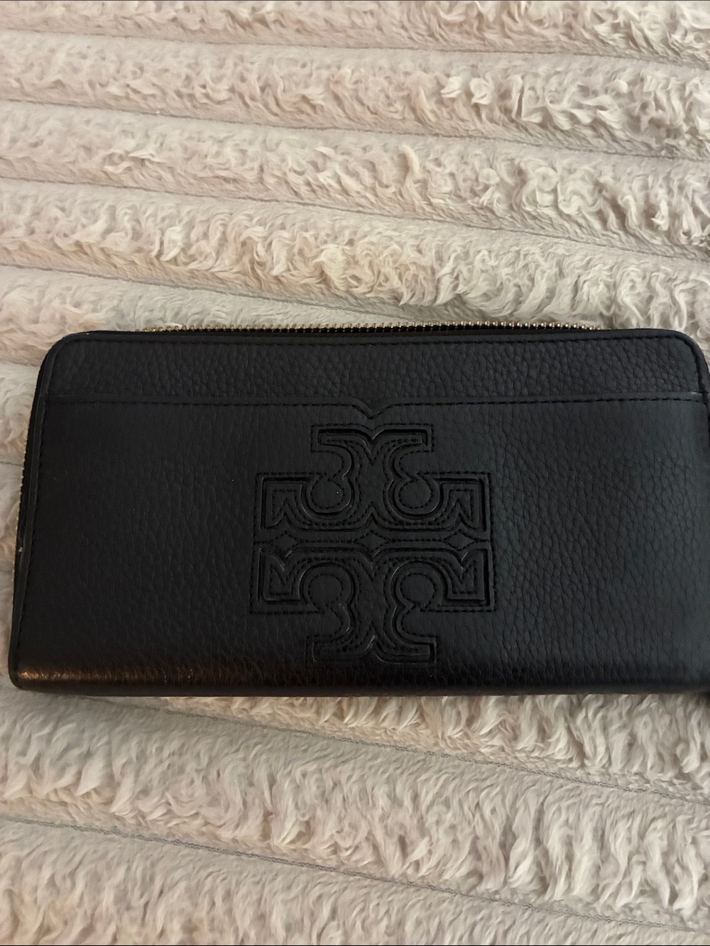 Tory Burch Britten Black Pebbled Leather Zip Continental Wallet Logo